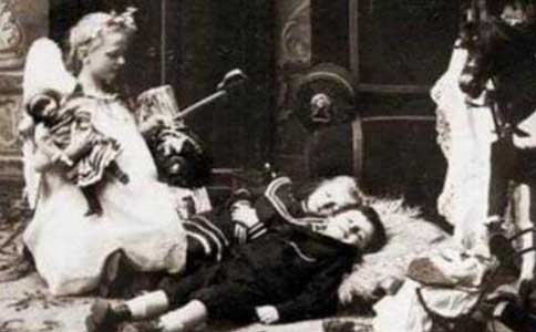 维多利亚时代死人照片，死去的人被摆放各种姿势拍照（死后的摄影）